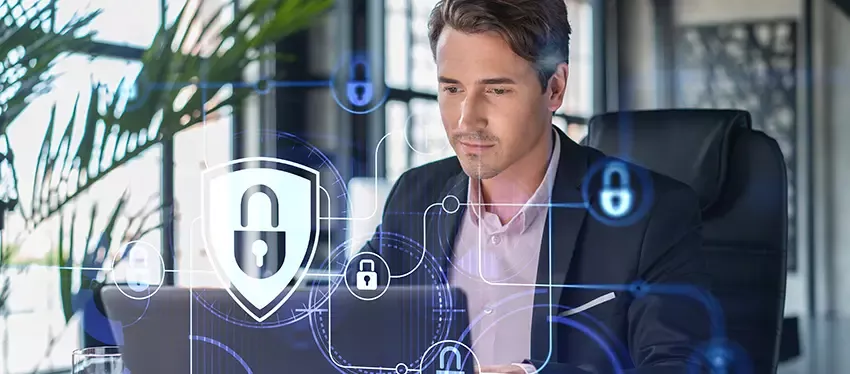 Perfil IT trabajando security en entornos cloud tras su formación en ciberseguridad