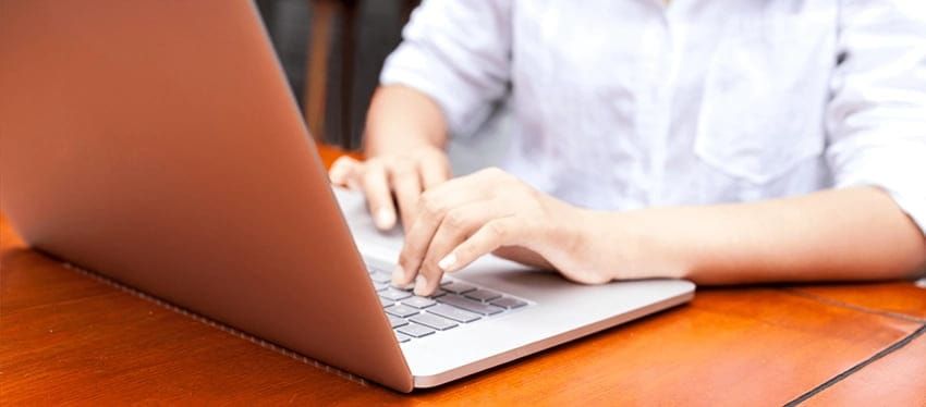 Alumno conectado en su portátil trabajando con secciones en Word