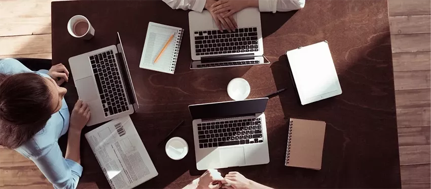 Grupo de trabajo aplicando la inteligencia artificial en marketing