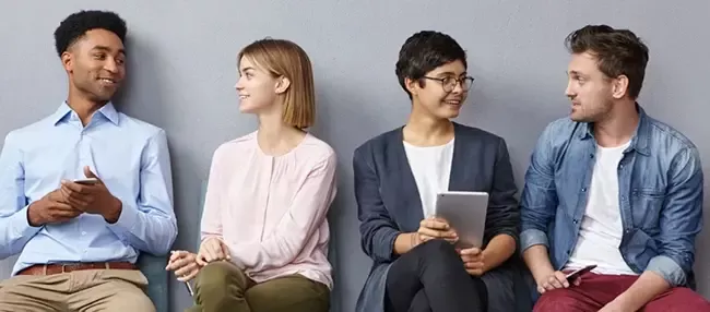 Compañeros de un curso Microsoft Word 365 Avanzado compartiendo opiniones e ideas