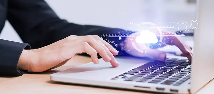 Alumno accediendo a los nuevos cursos de Microsoft con apoyo de iconos virtuales