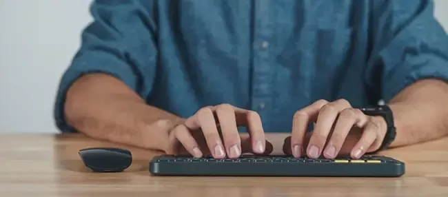 Un alumno accediendo al curso de Microsoft Access 365 Avanzado desde un ordenador portátil