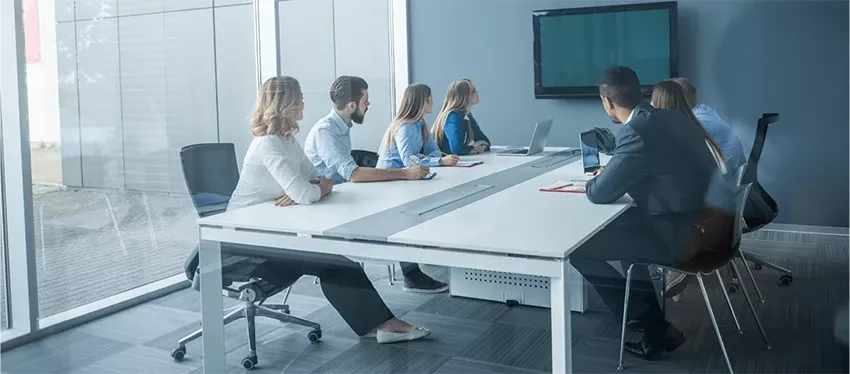 Equipo empresarial en una reunión con un Microsoft Learning Partner