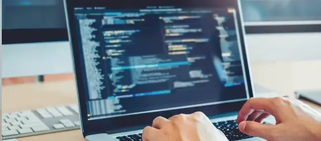 informático diseñando un curso de Microsoft PowerPoint editando código