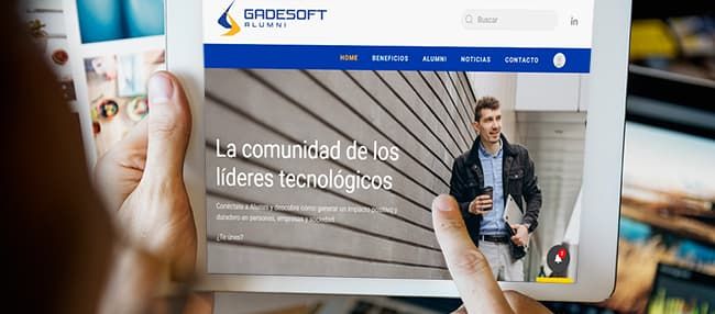 Alumno navegando por la nueva plataforma de antiguos alumnos Gadesoft Alumni
