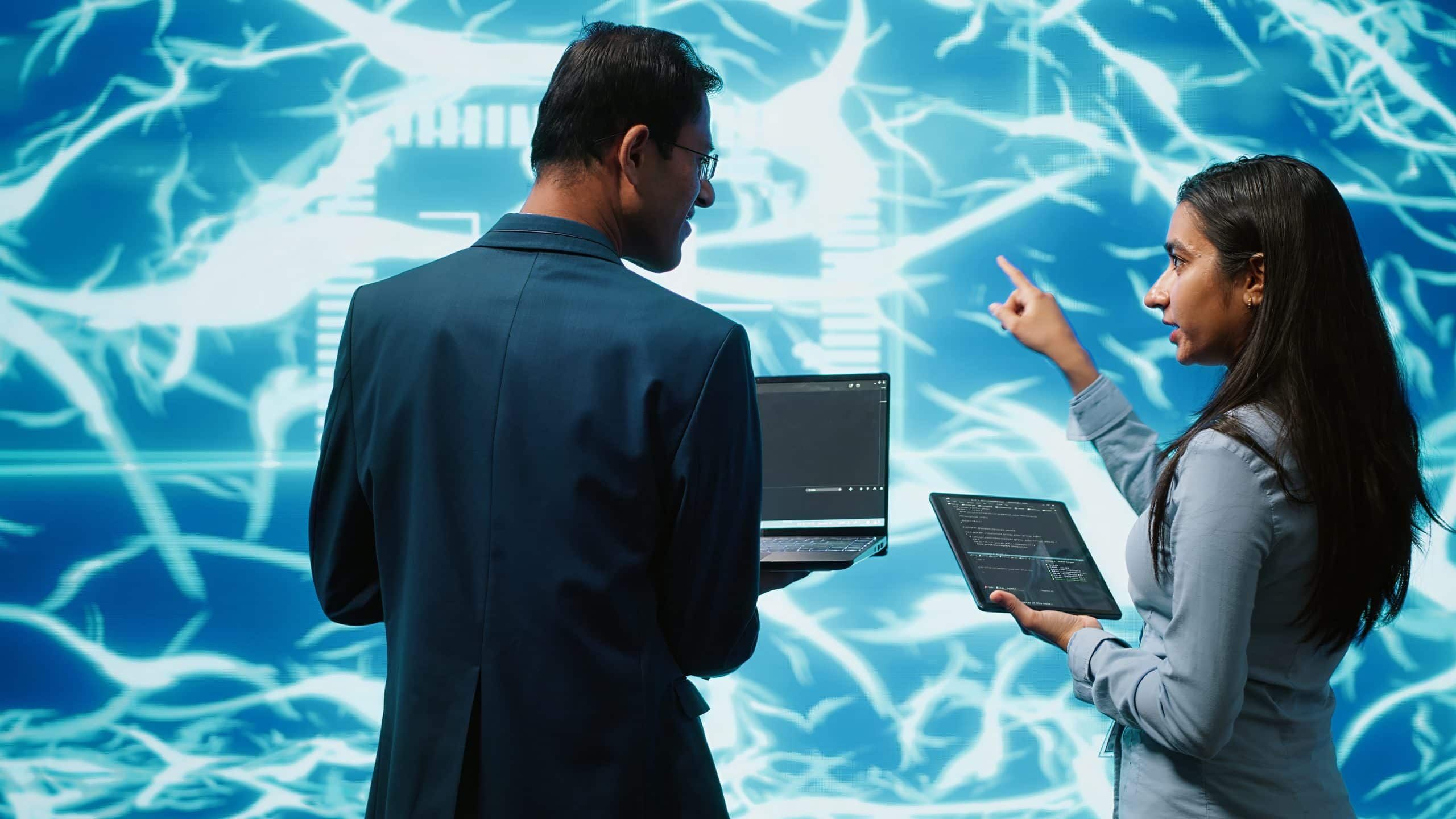 Equipo de trabajo verificando bases de datos relativas al Curso KQL Security Shadow Hunting