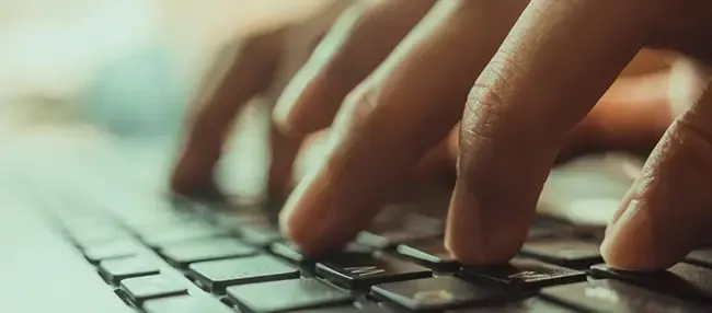 Un alumno accediendo al curso de Microsoft Access 365 Básico desde un ordenador portátil