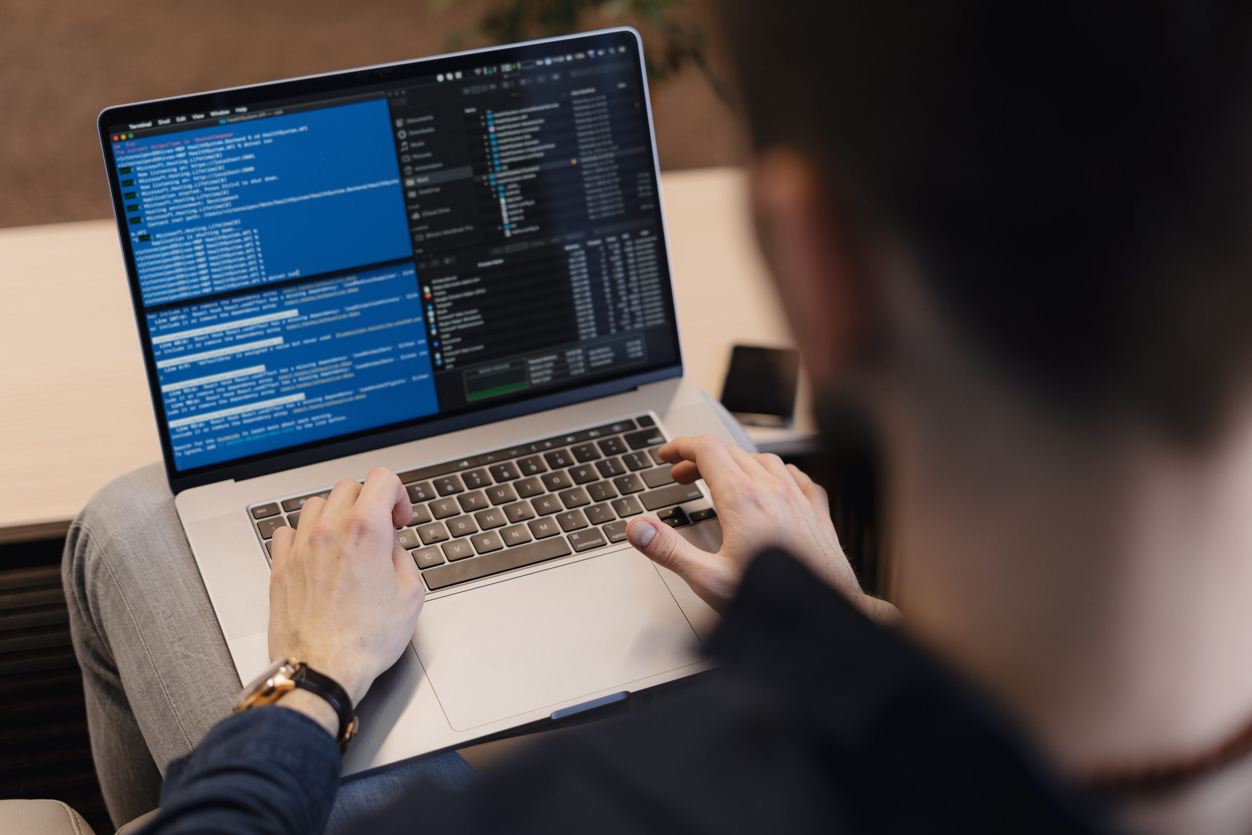 Profesional accediendo desde dispositivo móvil a un curso Azure Arc