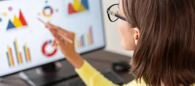 Una alumna gestionando gráficas y componentes BI dentro de Excel 365