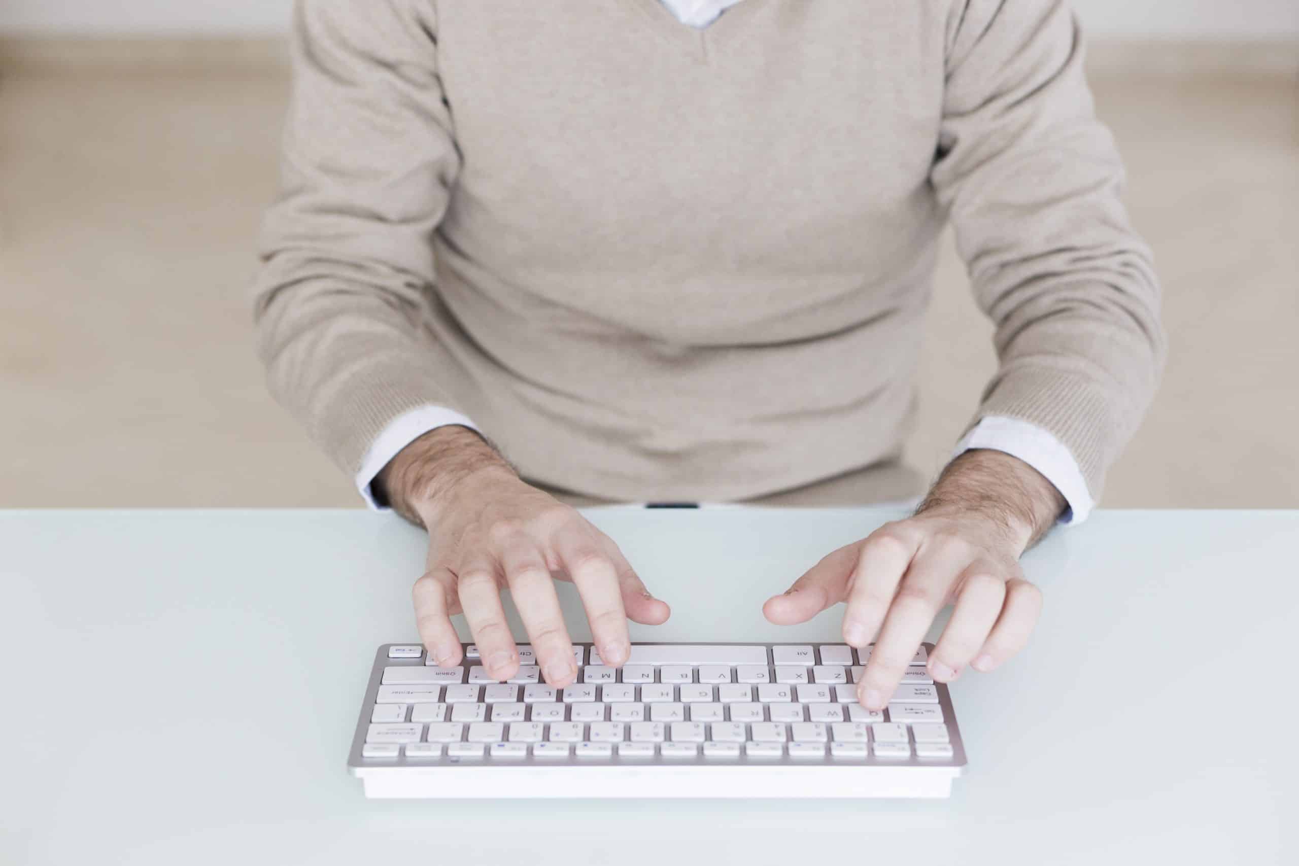 Un alumno accediendo al curso de Microsoft Access 365 Avanzado desde un ordenador portátil