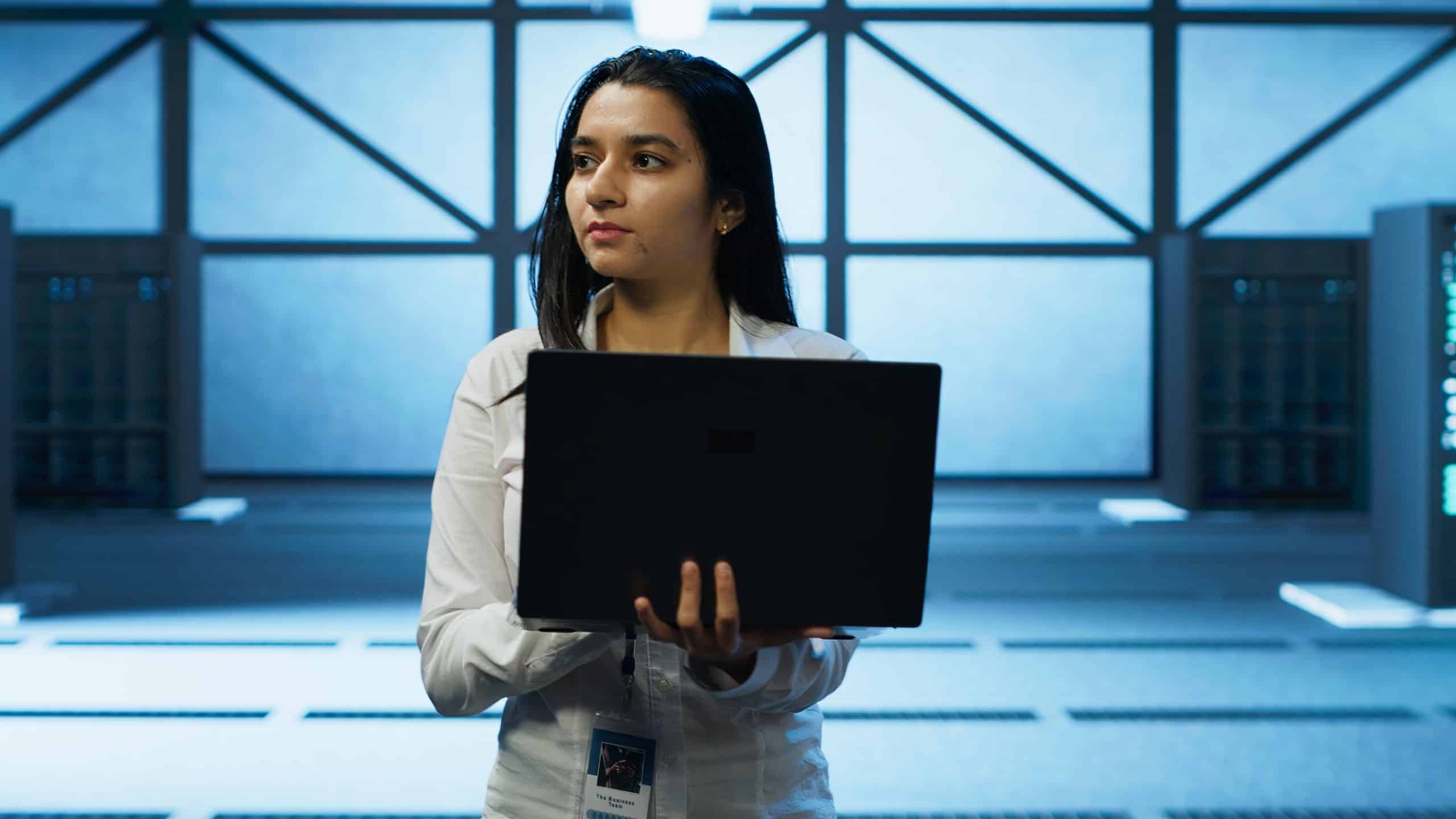 Perfil IT frente a un teclado accediendo a un curso avanzado de Power BI para Usuarios