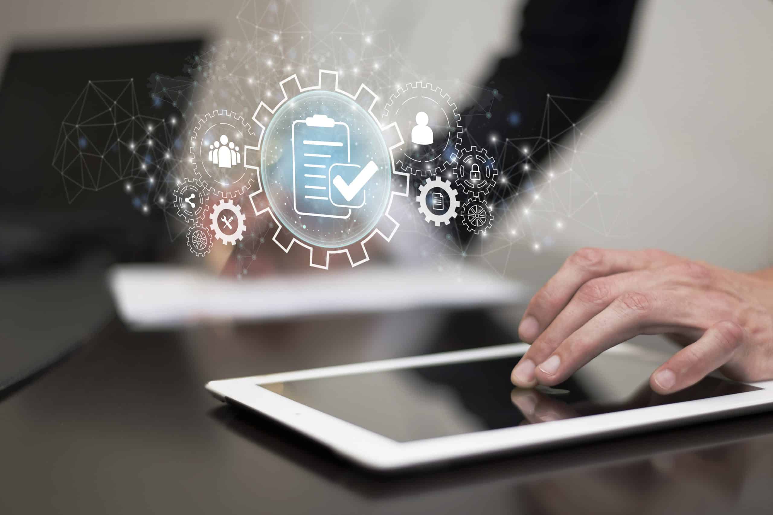 Equipo de trabajo unido en labores de Compliance Solutions