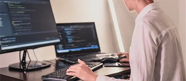 Ingeniero de Datos administrando una interfaz como Huawei Cloud Service Expert