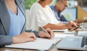 Grupo de antiguos alumnos de Gadesoft accediendo a un examen