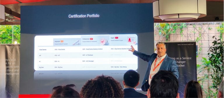 Ignacio González en un momento del evento donde se reconoce a Gadesoft como mejor Learning Partner Huawei Cloud