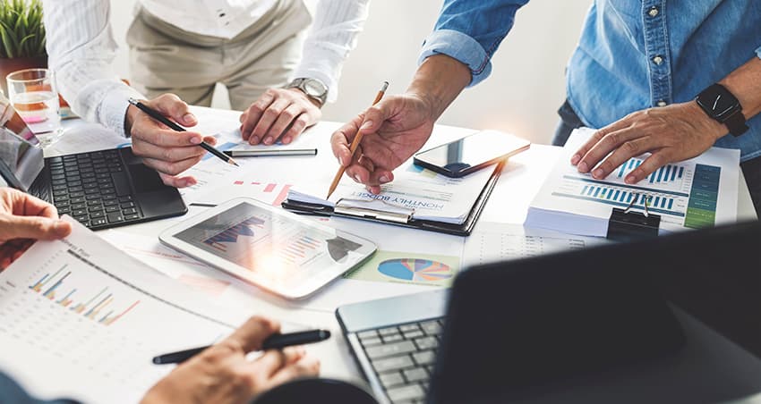 Equipo de trabajo analizando datos empresariales 