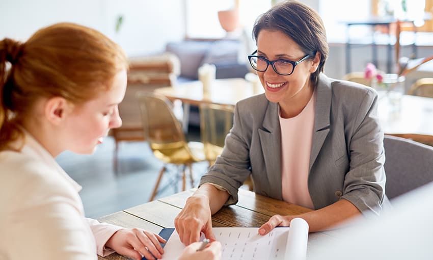 Mejorar la productividad de un cliente con entornos de trabajo híbridos y colaborativos