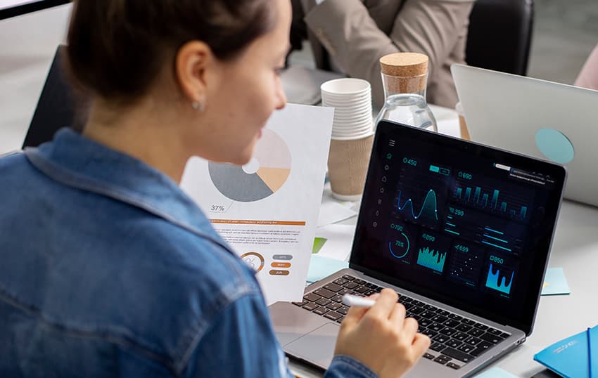 Alumna frente a un curso de Azure Data Fundamentals