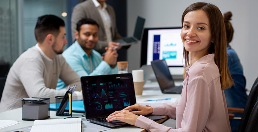 Alumna frente al curso AZ-400 Microsoft DevOps