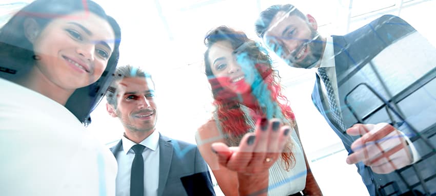 Equipo empresarial usando virtualmente Microsoft 365 Copilot