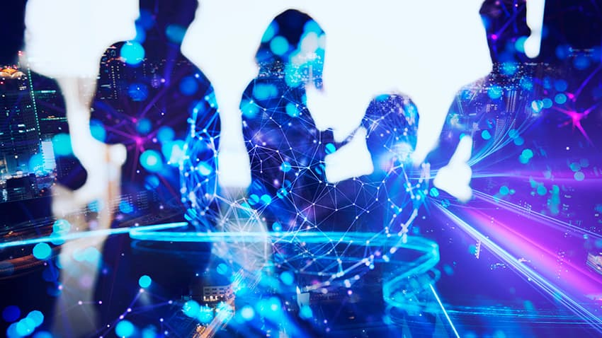 Equipo IT con símbolos que representan tecnología