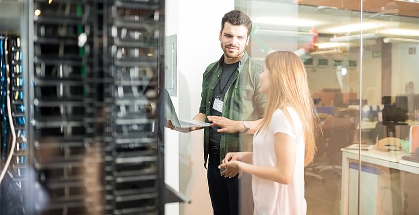 Equipo IT con perfil tecnológico en un escenario real