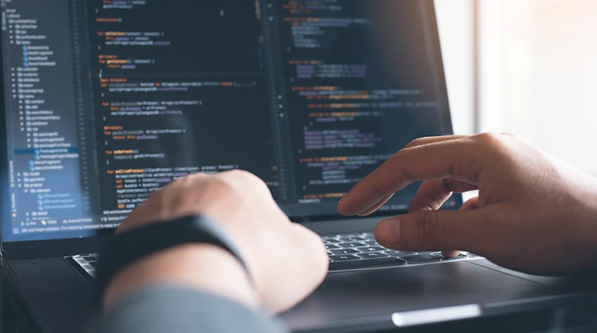 Programador haciendo uso de GitHub Copilot