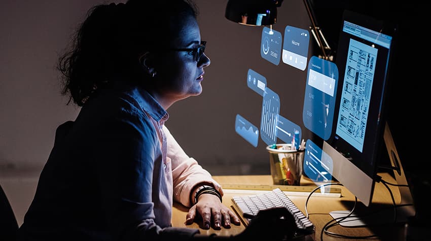 Perfil IT desarrollando aplicaciones empresariales con IA 