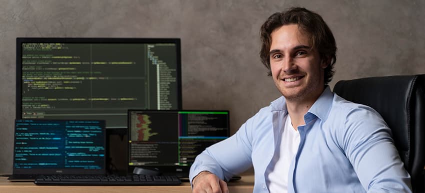 Developer frente a una interfaz de modelos de IA de Copilot 