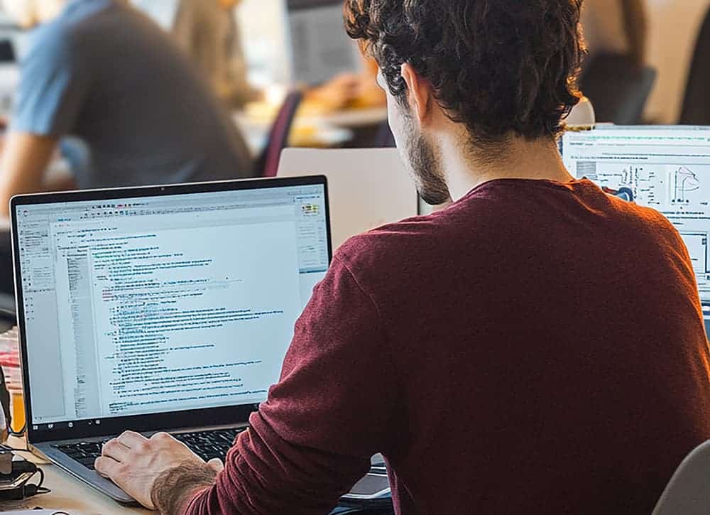Alumno frente a la certificación PL-7008 con Gadesoft 