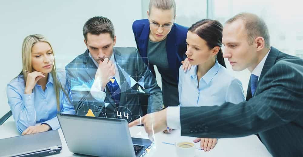 Equipo de trabajo usando la IA para empresas en su departamento 