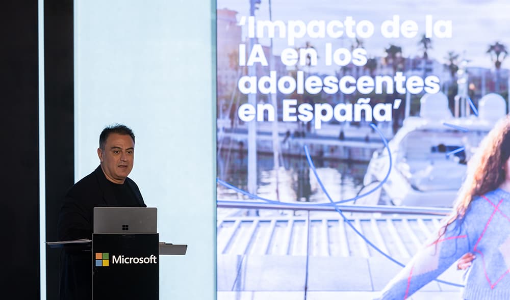 David del Campo presentando un informe sobre la adopción de la IA por parte de los jóvenes españoles 