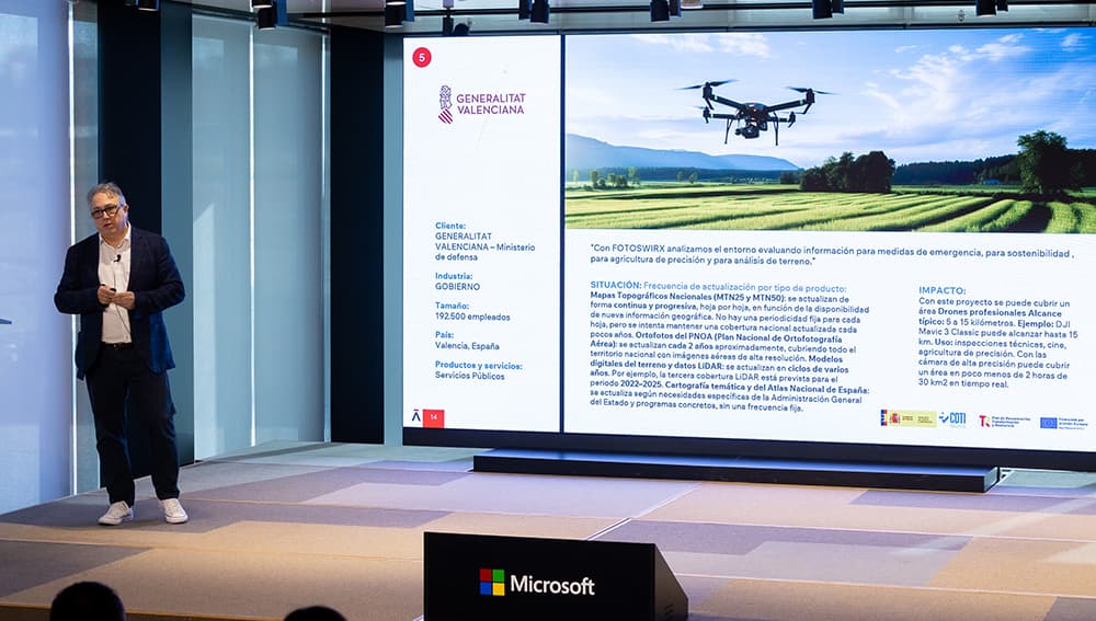 Julián Lorenzo presentando casos de éxito de adopción de la IA en empresas 