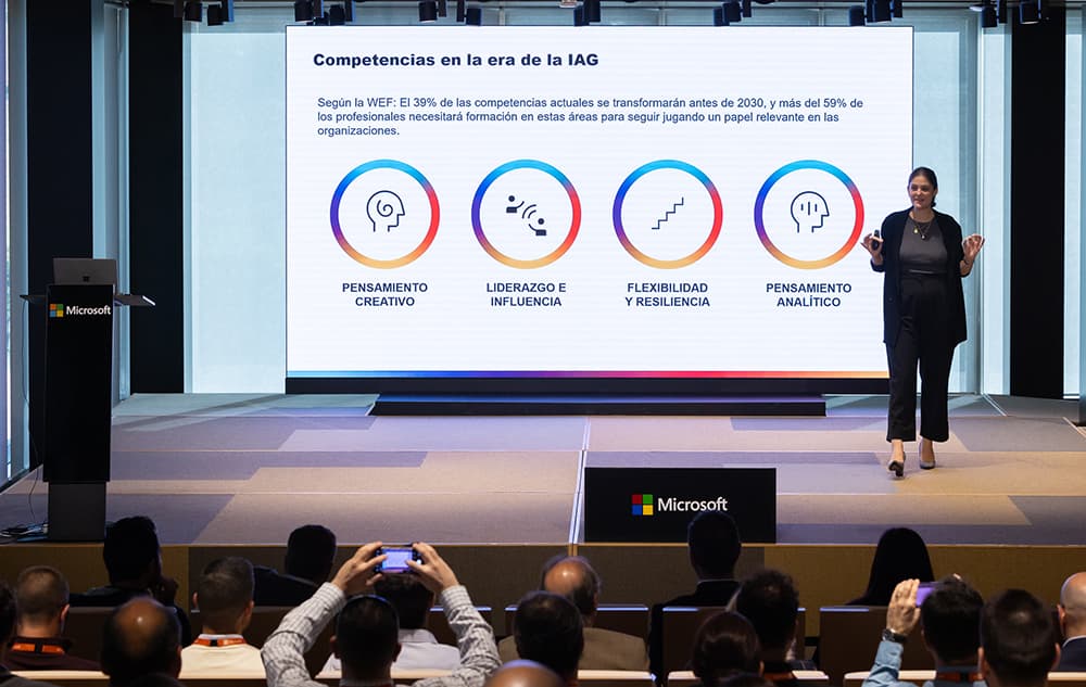 Patricia Zamacola exponiendo los nuevos Power Skills que marcarán el futuro de las competencias tecnológicas 
