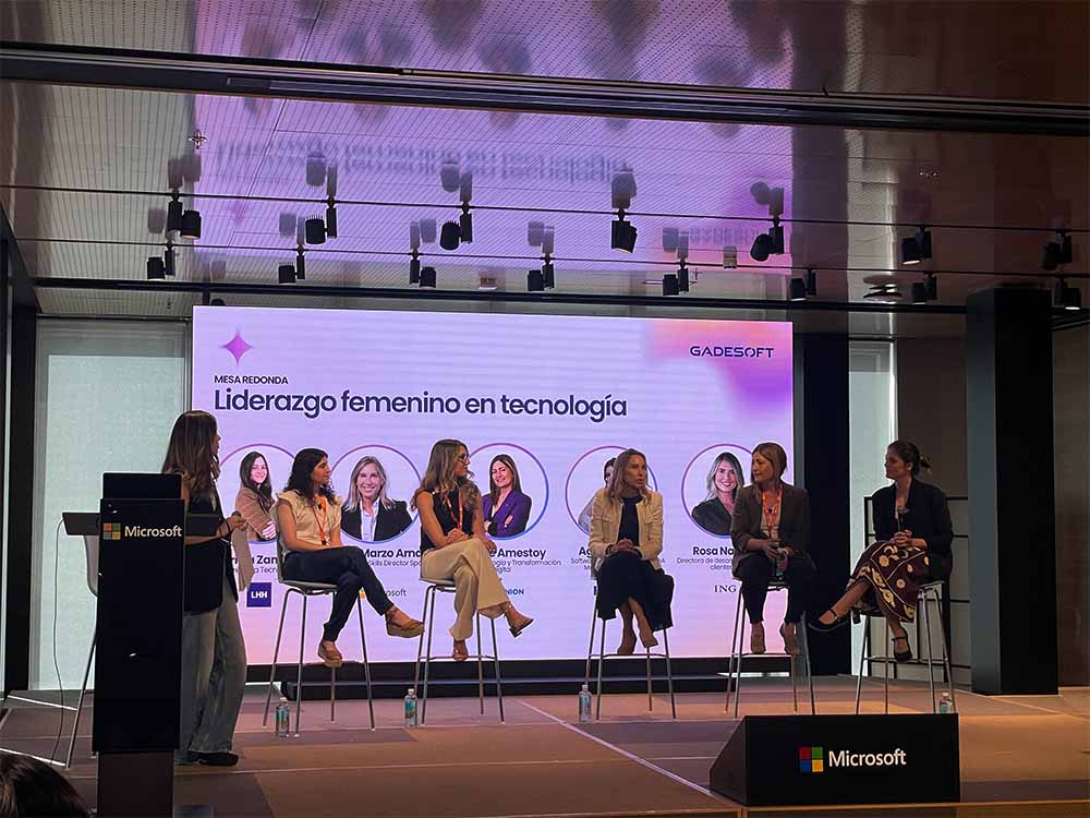 Mesa redonda sobre liderazgo femenino en tecnología