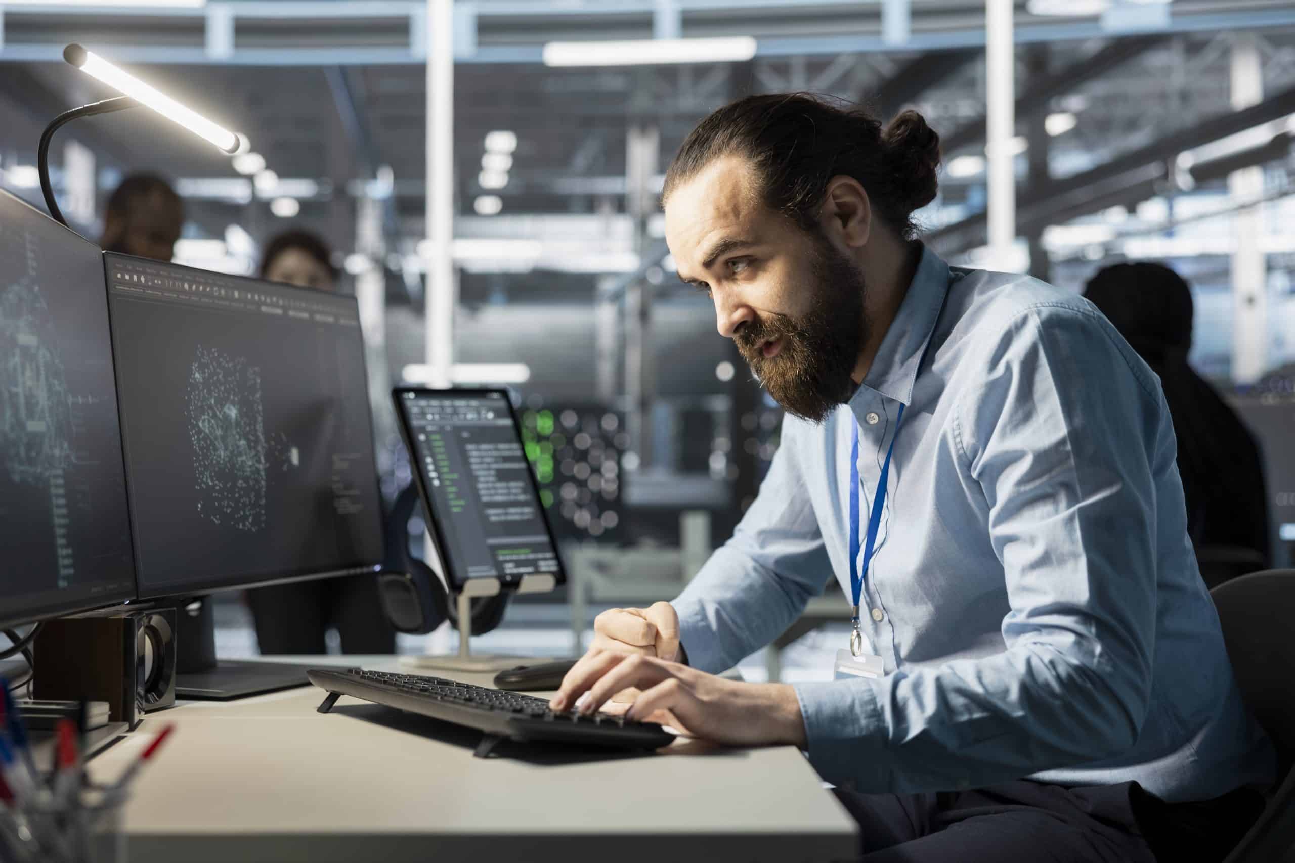 Ingeniero de datos trabajando con Microsoft Fabric