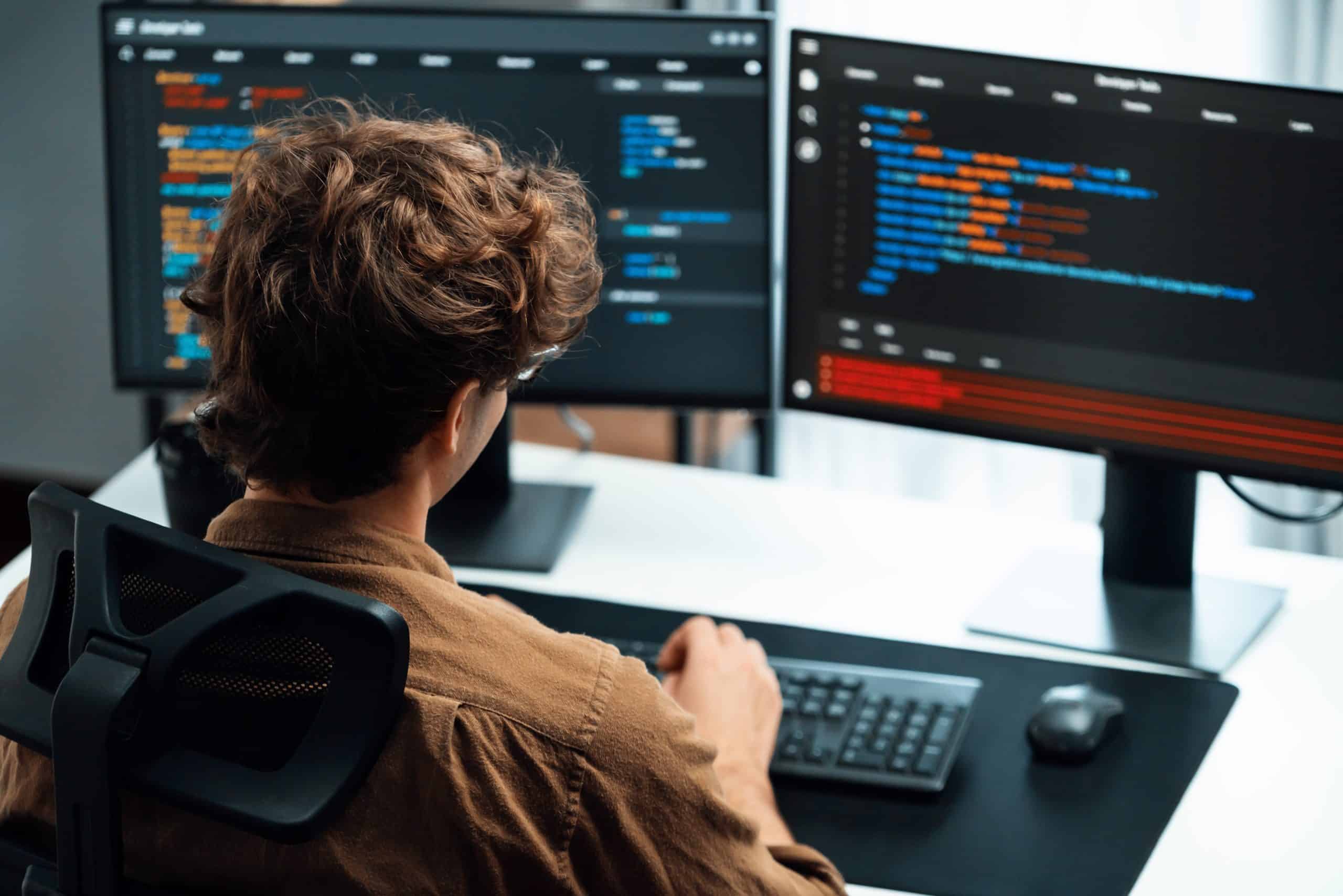 Desarrollador creando agentes y aplicaciones de Inteligencia Artificial con Microsoft Foundry