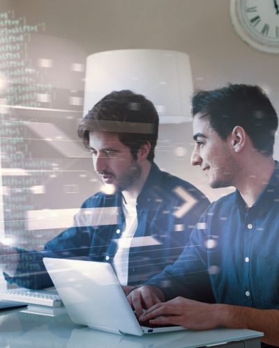 Estudiante haciendo un curso online AZ-204 de Gadesoft